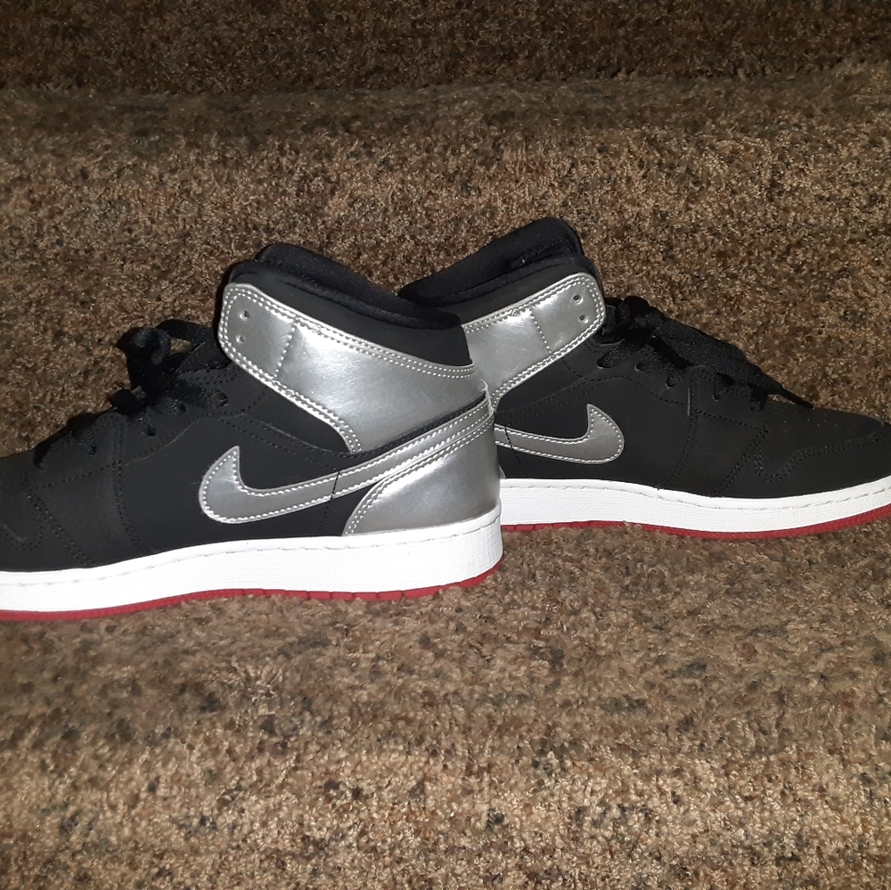 Boys Nike Air Jordan 1 Mid Sneakers